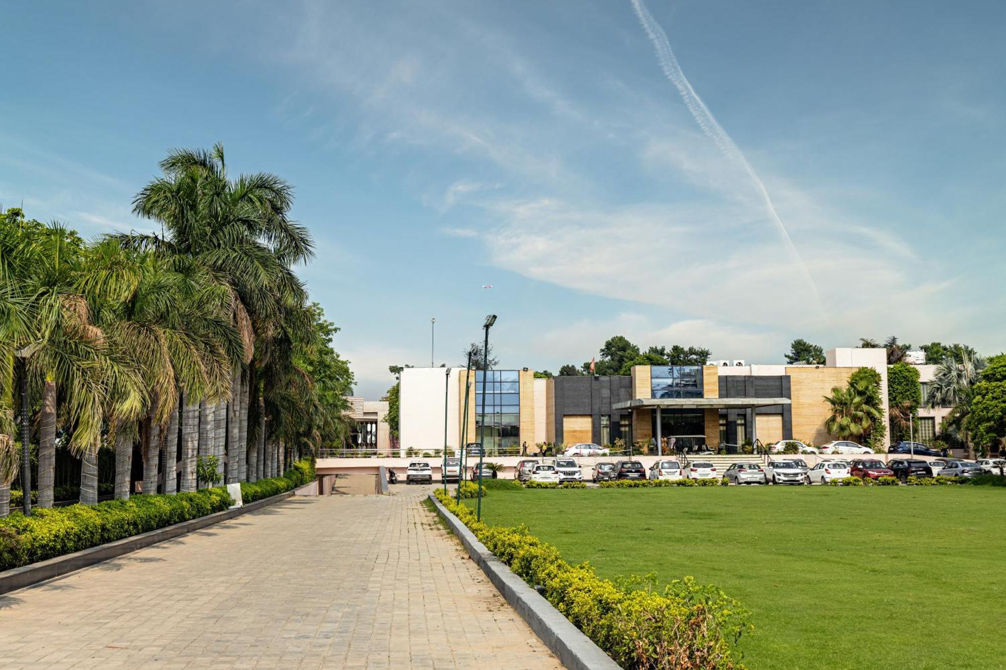 Hotel The Nikunj 4*